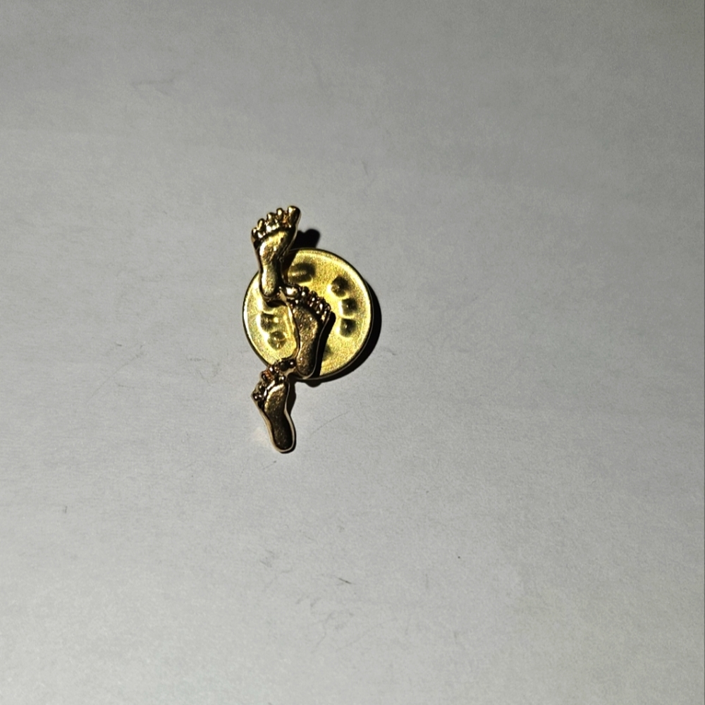 Vtg Gold Tone Footprints in the Sand Lapel Pin Bare Feet Christianity Religious